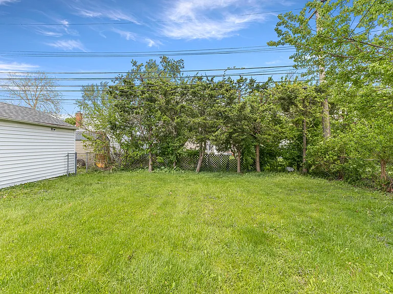 21311 Outer Dr — Photo 31