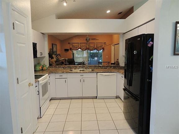 3rd image of 9503 Glenpointe Dr