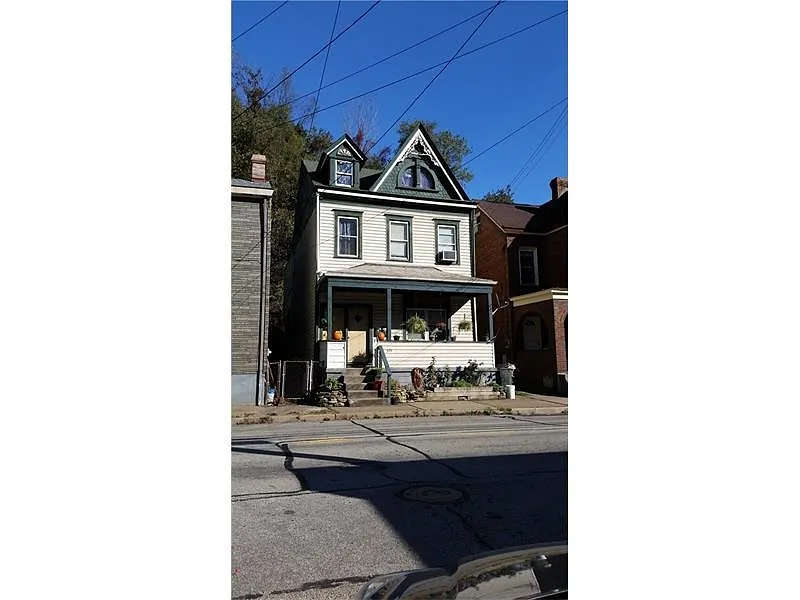 674 Evergreen Ave photo 1