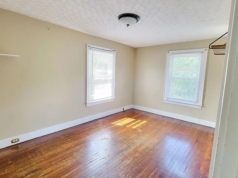 305 Lyndhurst St — Photo 10