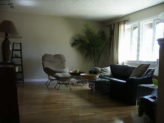 Sunny living room on s.side