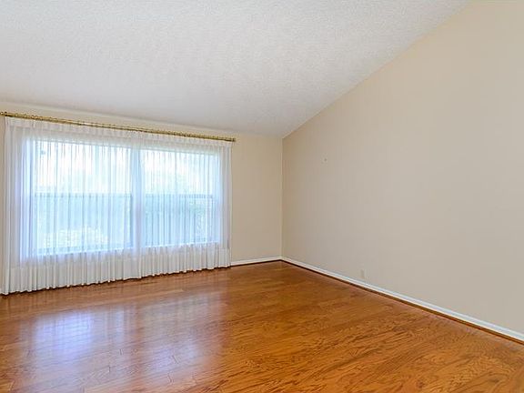 4th image of 608 Waterford Cir E