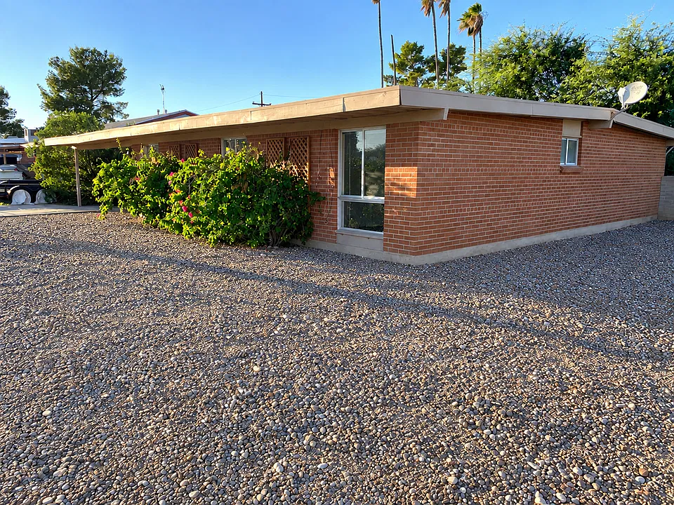 8209 E Balfour Dr