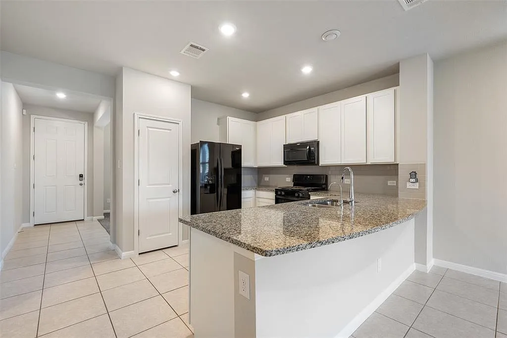 4 bed, 2.5 bath, 2408 sqft, $2,250 — Photo 4