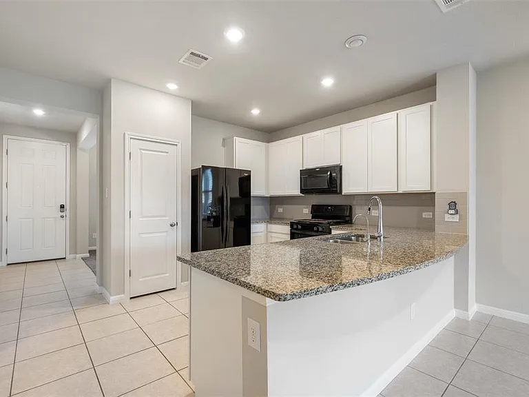 13724 Fallsprings Way — Photo 4