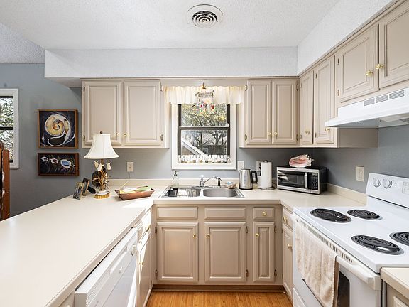 4th image of 219 Kitty Hawk Bay Dr Unit B