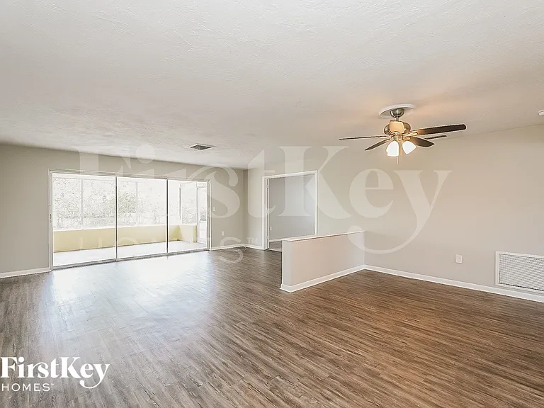 319 Scott Ct — Photo 3