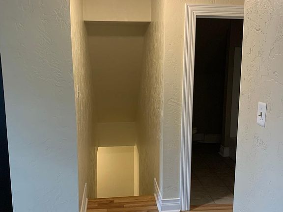 4th image of 218 S Saint Clair St APT 2