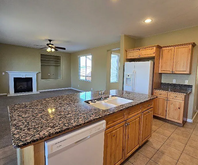 4225 N Del Rey Ave — Photo 12