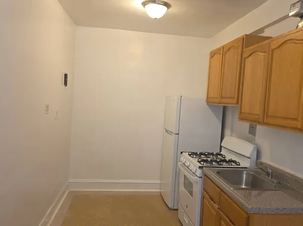 3595 Bainbridge Avenue image 1 of 7