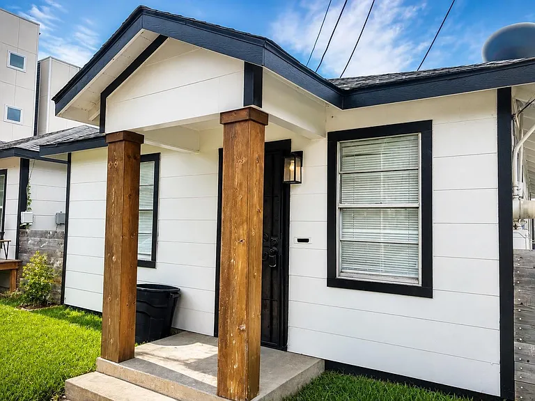 2401 Hadley Ave — Photo 1