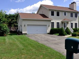 6 Country Meadows Rd, New Paltz, NY 12561