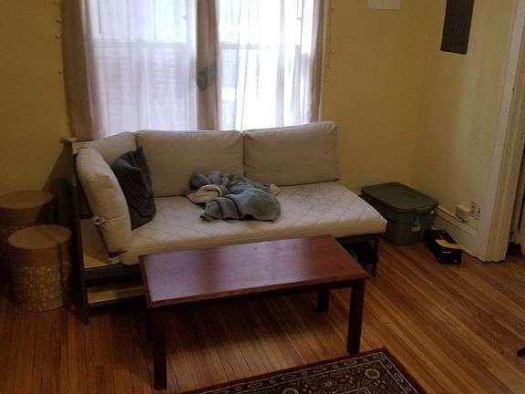 4th image of 610 W Franklin Ave #7660958