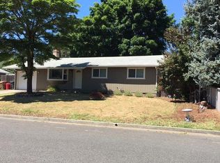 1136 SW Spruce St, Grants Pass, OR 97526