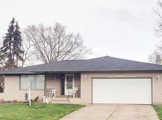 5895 Mural Dr, Seven Hills, OH 44131