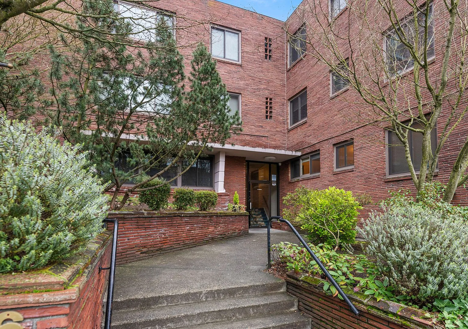 The Highland Arms Apartments — Photo 2