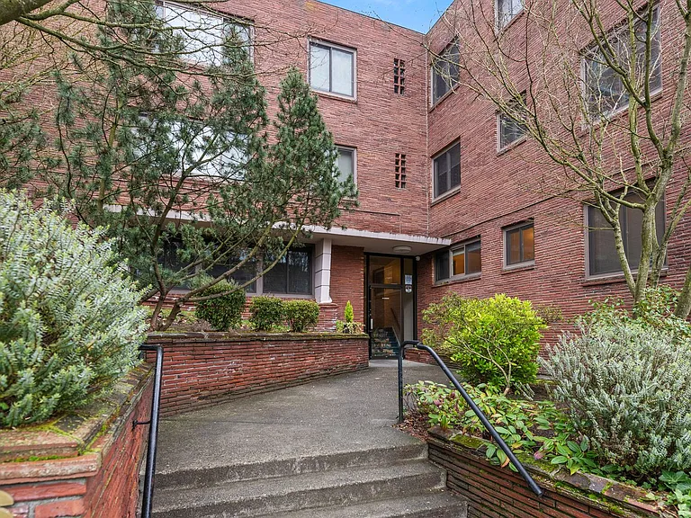 The Highland Arms Apartments — Photo 2