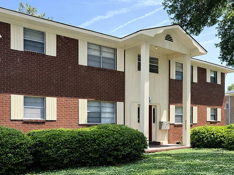 Colonial Park Apartments — Photo 11