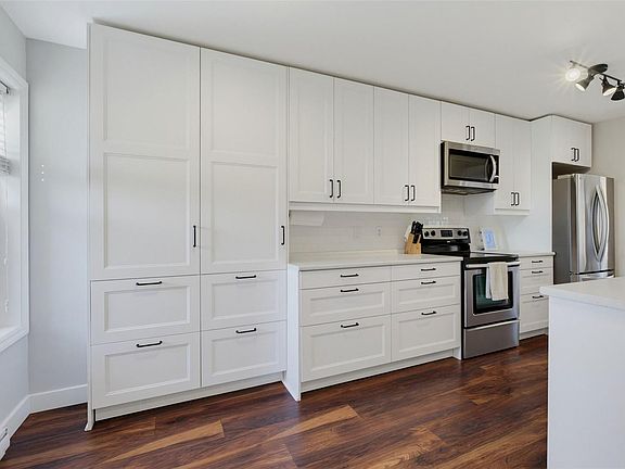 5th image of 2563 Millstream Rd #4