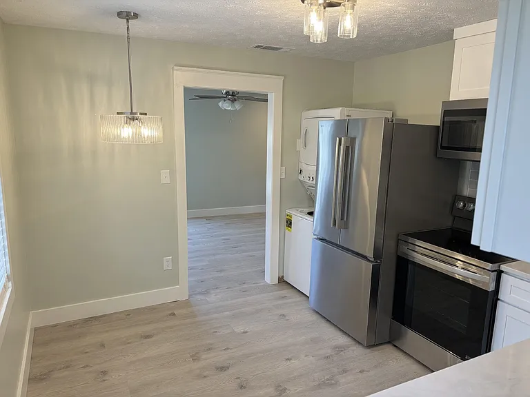 1123 White Oak Dr — Photo 2