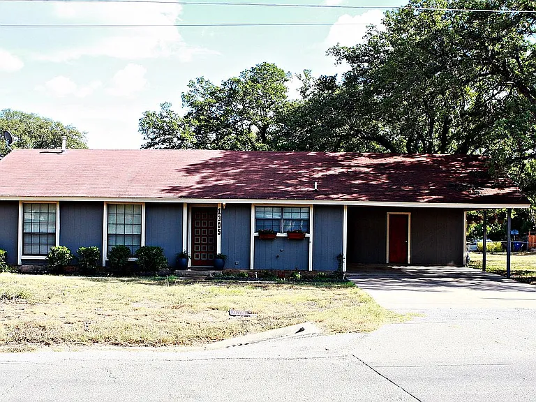 1305 E Main St — Photo 8