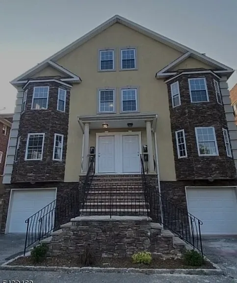 212 N Walnut St — Photo 1