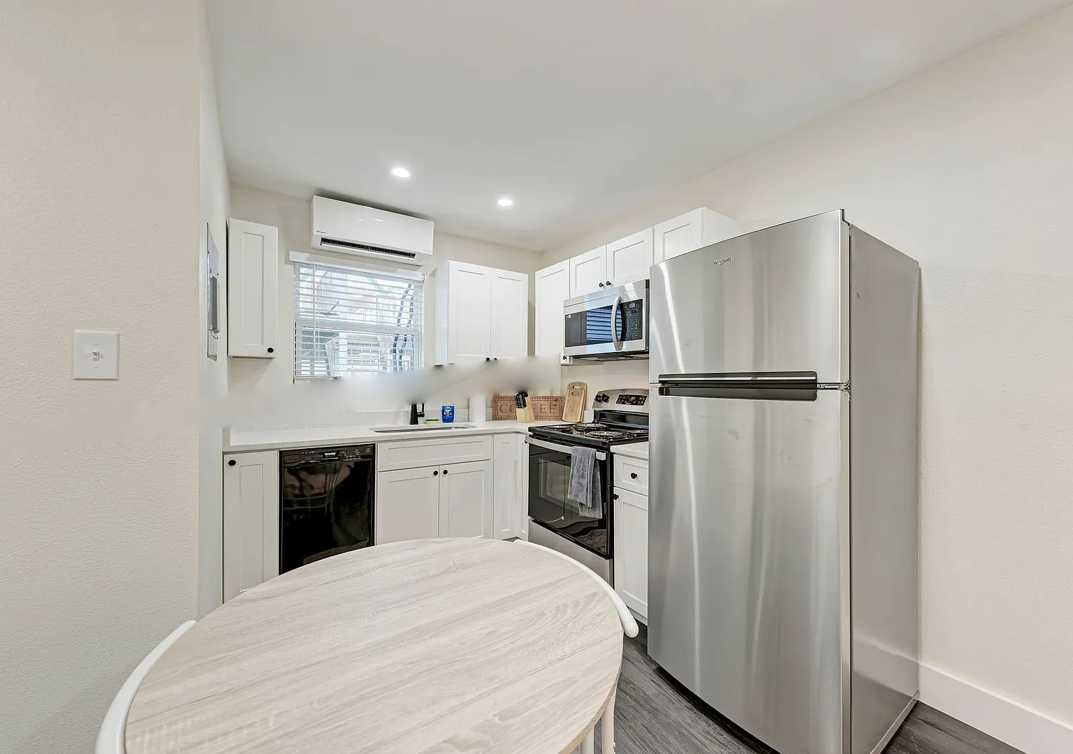 For Lease Fully Furnished Studio Near UT — Photo 4