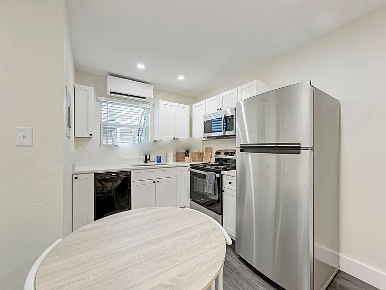 2302 Leon St #13 — Photo 4