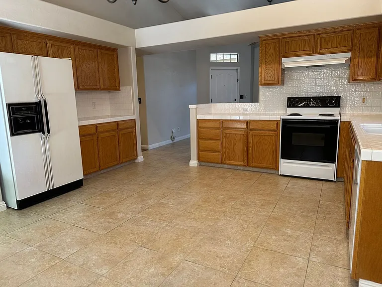 361 W Chennault Ave — Photo 4