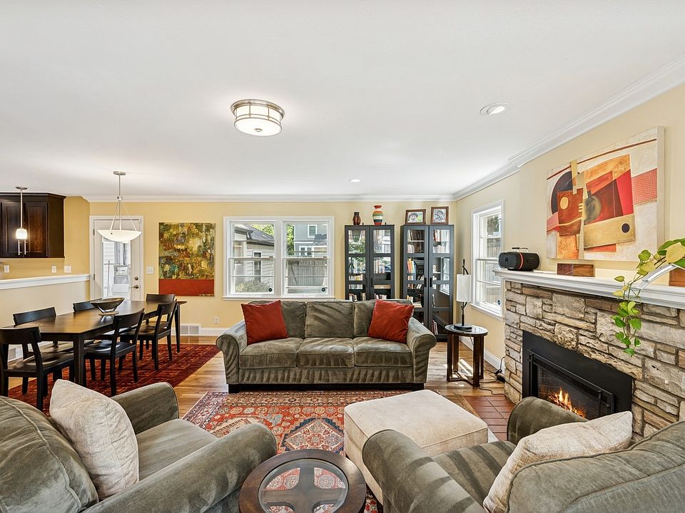 Living/dining area w/gas fireplace
