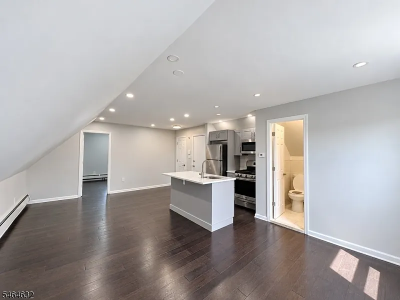 1 bed, 1.0 bath, $1,650 — Photo 2