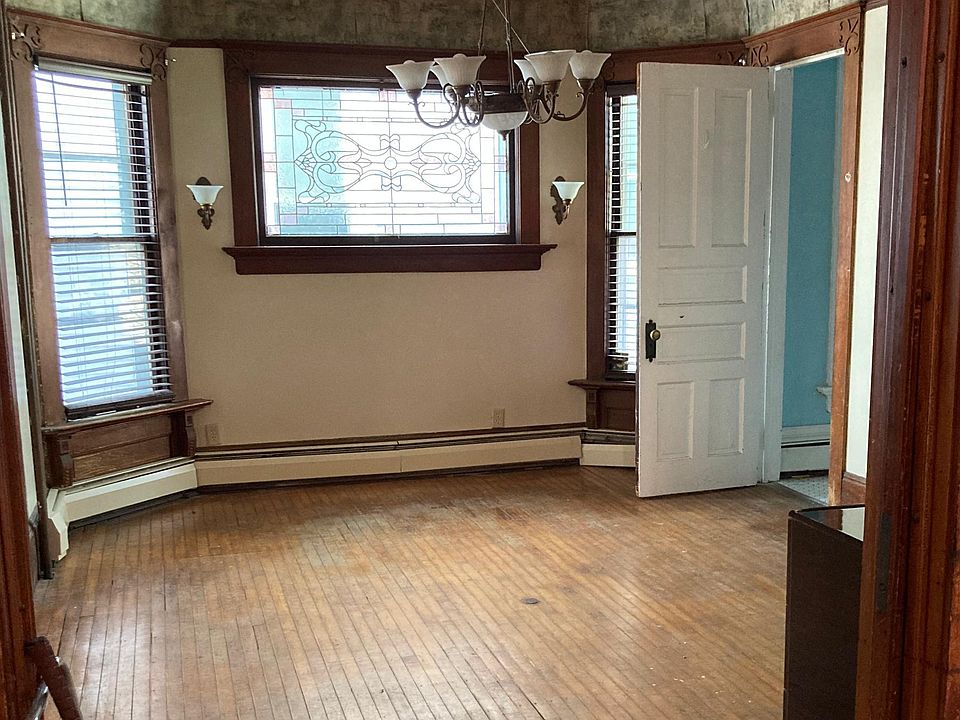 2nd image of 928 Lake Ave Floor 1