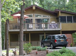 817 Hillview Pl N, Hawley, PA 18428