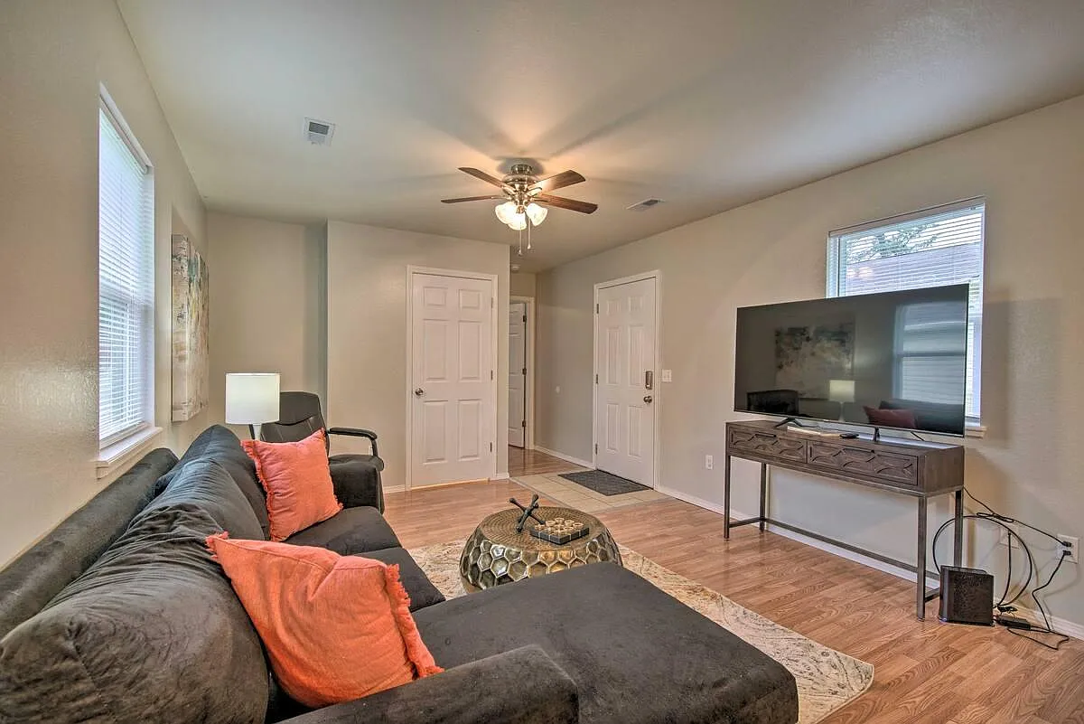 2 bed, 1.5 bath, 893 sqft, $1,850 — Photo 3