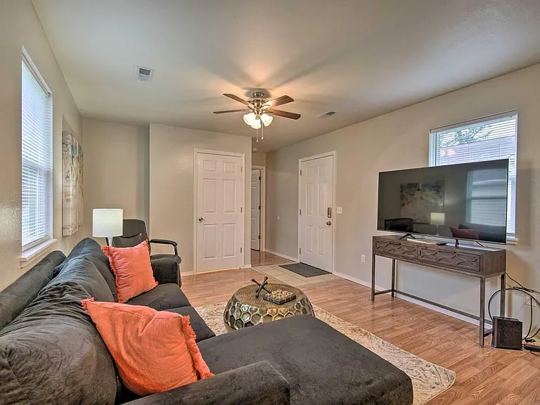 916 Renfrow St — Photo 3