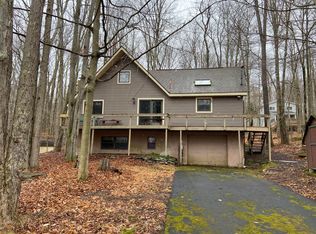 127 Oswayo Dr, Pocono Lake, PA