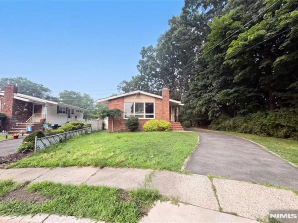35 Dapp Court, Elmwood Park, NJ 07407