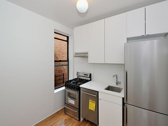2nd image of 82 Washington Pl APT 6B