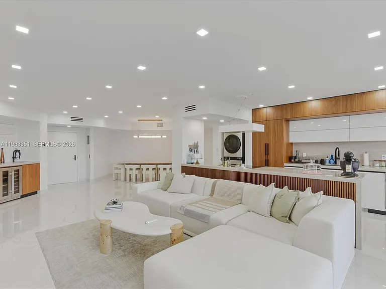 3000 Island Blvd #1501 — Photo 4