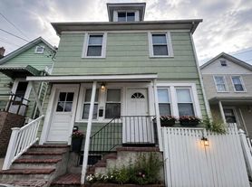 22 Ford St, Glen Cove, NY