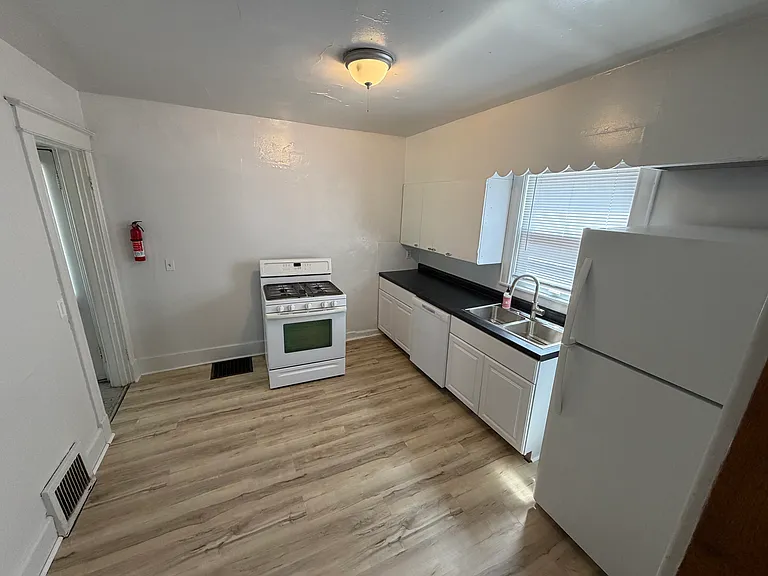 416 Bellevue Pl — Photo 5
