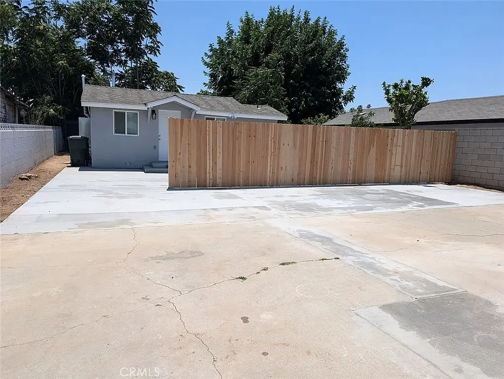 2 bed, 800 sqft, $2,100 — Photo 2