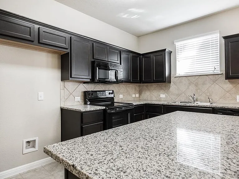 417 Crater Lake Dr — Photo 12
