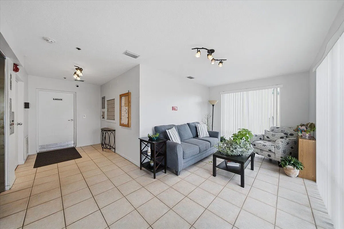3 bed, 2.0 bath, 1638 sqft, $4,500 — Photo 2