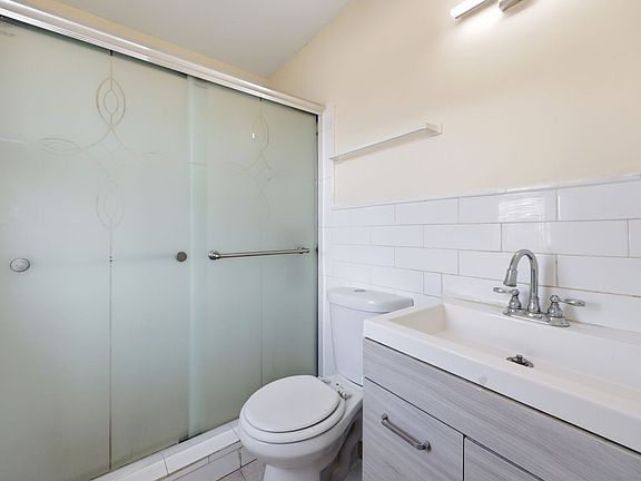 5th image of 805 W New York Ave #187