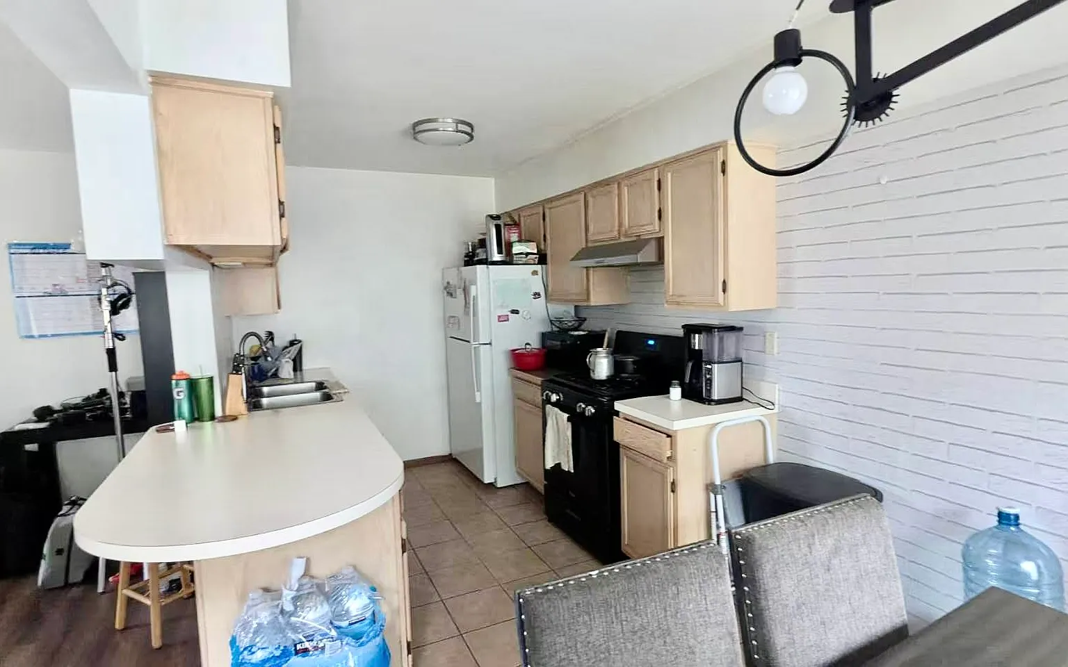 3 bed, 1.5 bath, 1268 sqft, $2,350 — Photo 3