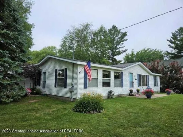 126 Flora Ave, Houghton Lake, MI 48629