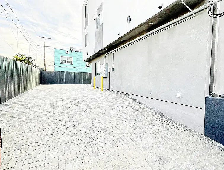 4570 Oakwood Ave #4570 — Photo 3