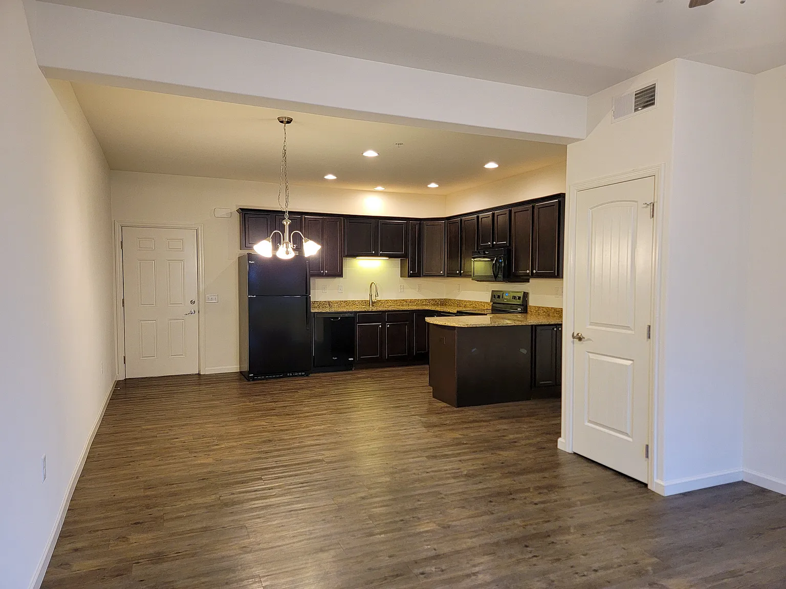 2 bed, 1170 sqft, $1,850 — Photo 2