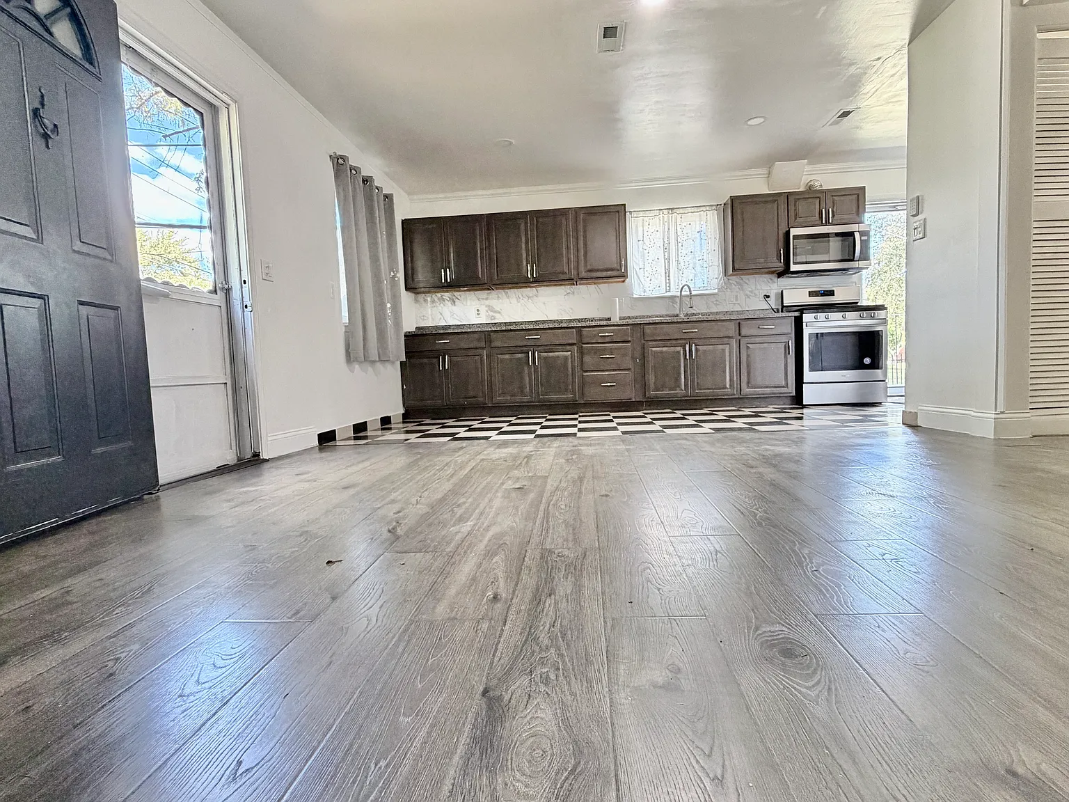 3 bed, 1000 sqft, $1,800 — Photo 3
